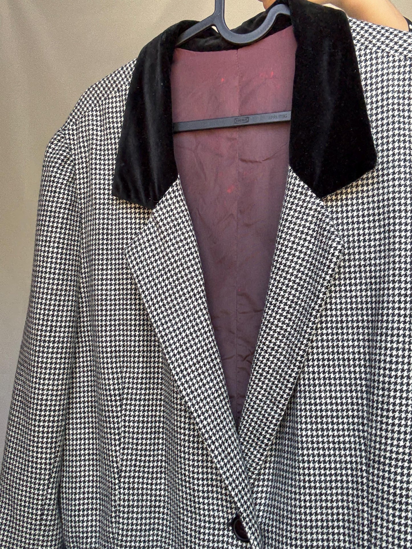 Vintage black and white houndstooth blazer, likely wool, tailored fit, velvet collar, double button cuffs, dark academia, US L
