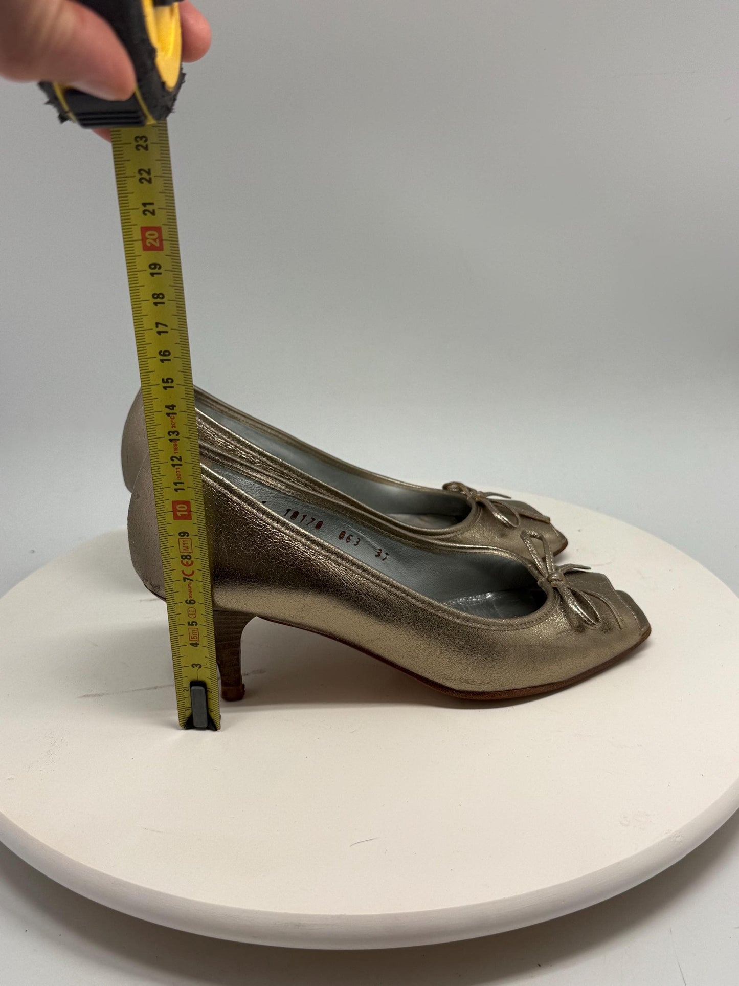 Vintage Jaime Mascaró metallic gold peep, toe heels, genuine leather, made in spain, moderate heel, Carolyn bessette, kennedy, US 6, EU 37