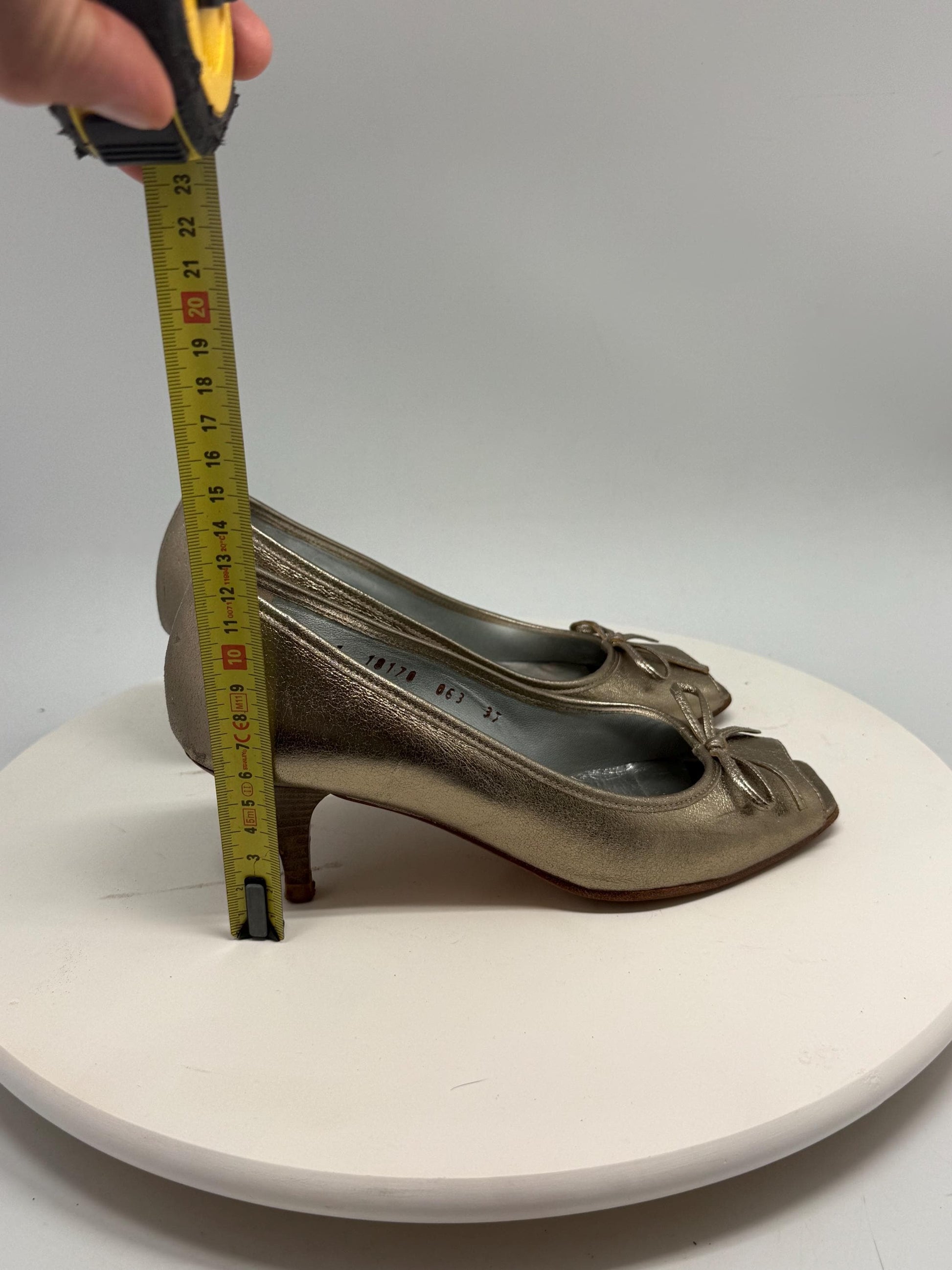 Vintage Jaime Mascaró metallic gold peep, toe heels, genuine leather, made in spain, moderate heel, Carolyn bessette, kennedy, US 6, EU 37