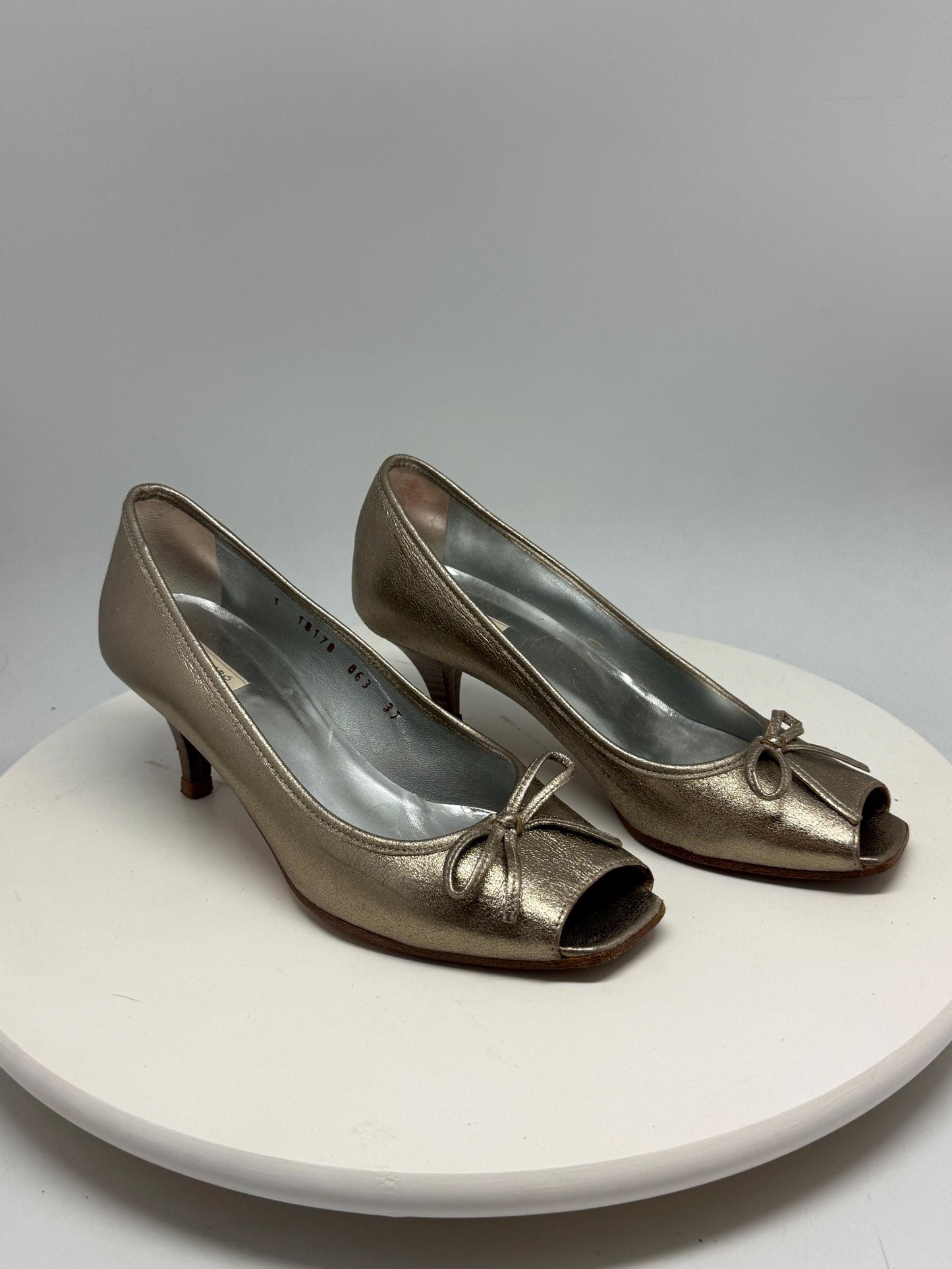 Vintage Jaime Mascaró metallic gold peep, toe heels, genuine leather, made in spain, moderate heel, Carolyn bessette, kennedy, US 6, EU 37