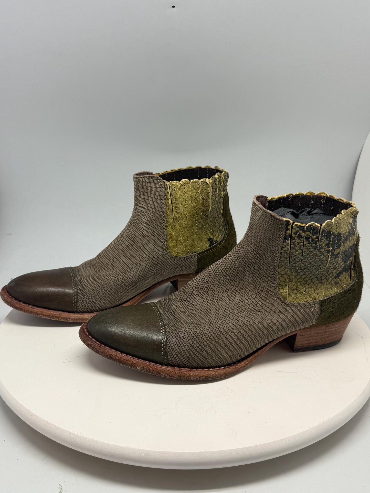 Green Leather Ankle Boots With Snake Texture — fabric close-up