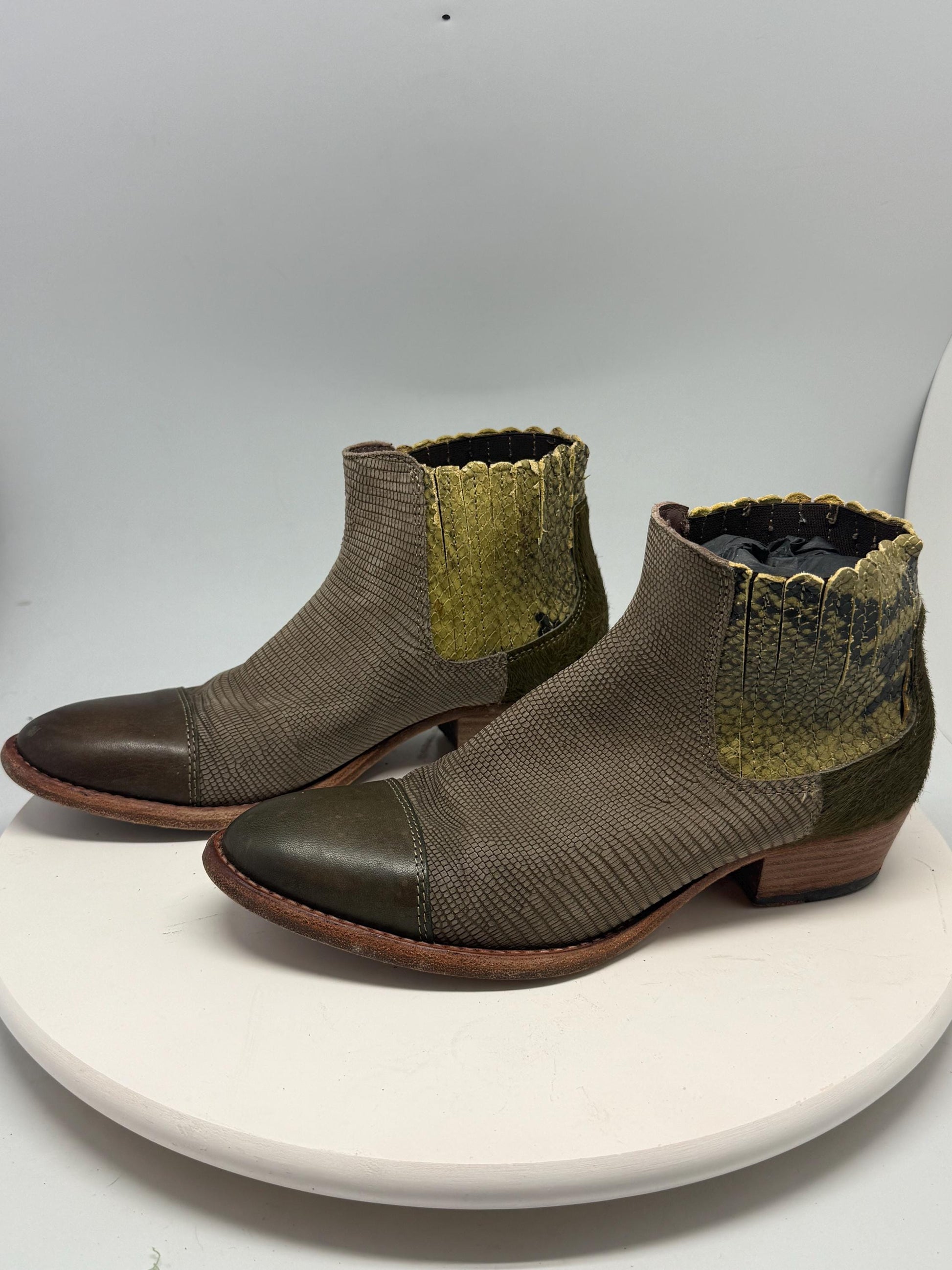 Green Leather Ankle Boots With Snake Texture — fabric close-up