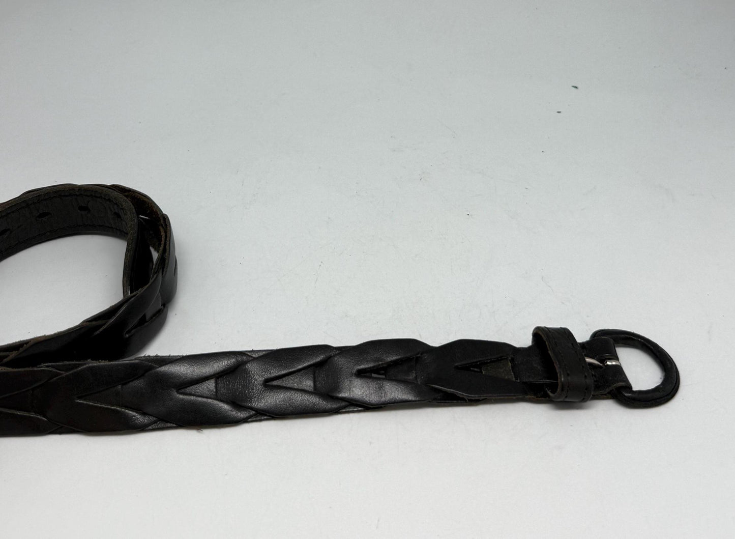 May include: A black braided leather belt with a metal buckle. The belt features a woven design and is suitable for various outfits. The belt's total length is approximately 102 cm.