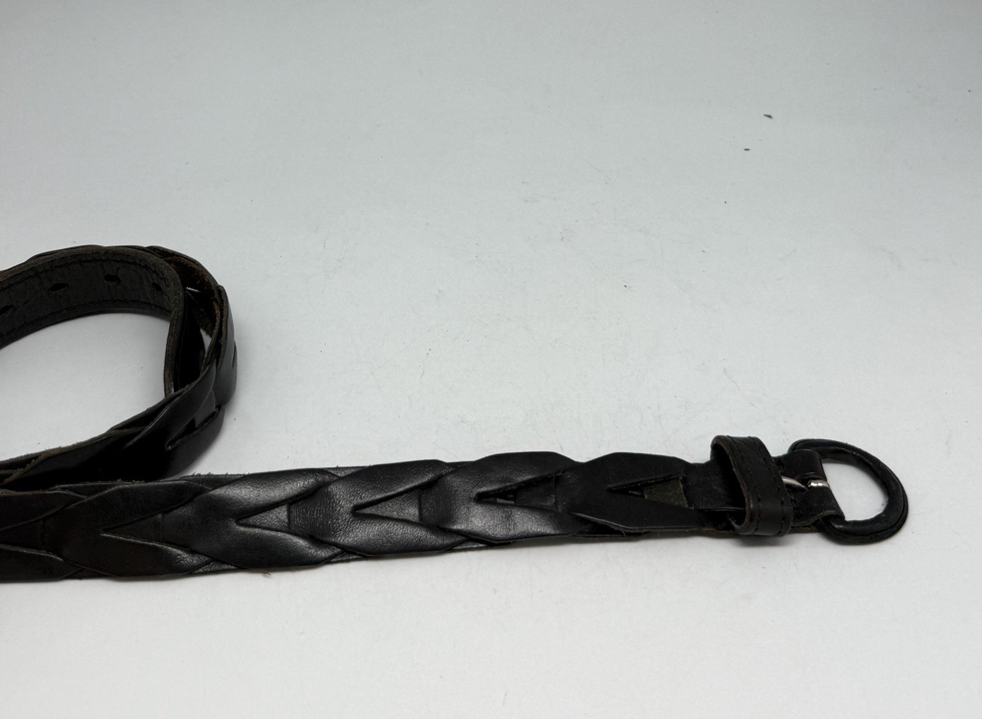 May include: A black braided leather belt with a metal buckle. The belt features a woven design and is suitable for various outfits. The belt's total length is approximately 102 cm.