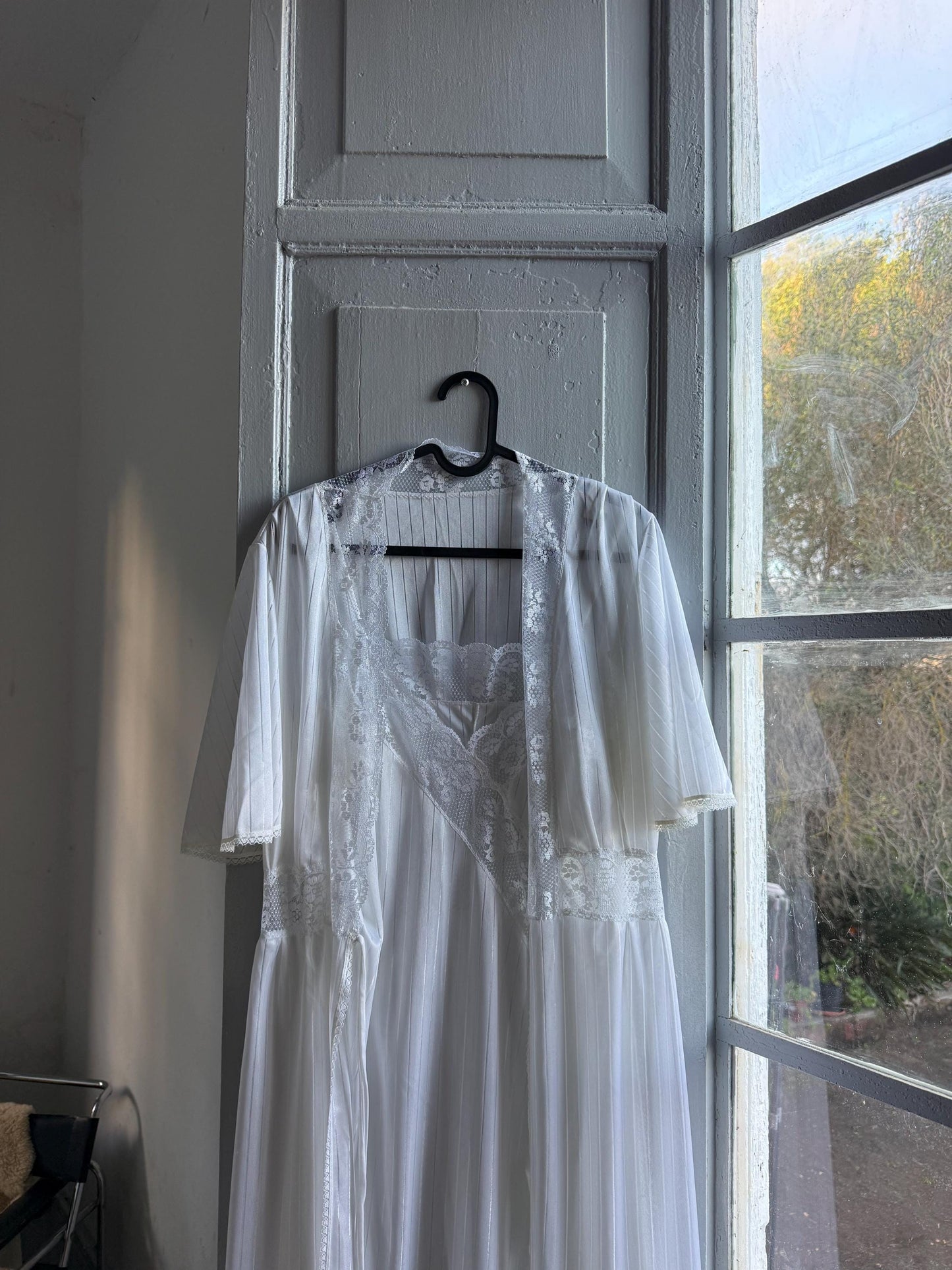 Vintage White Nightgown and Robe Set — additional view 9