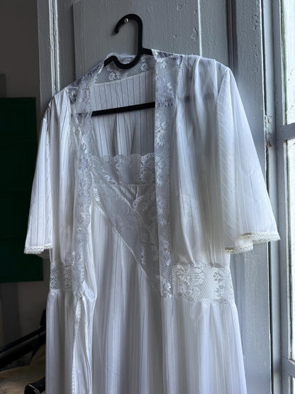 Vintage White Nightgown and Robe Set — additional view 11