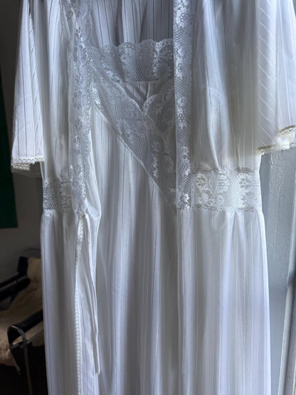 Vintage White Nightgown and Robe Set — additional view 12