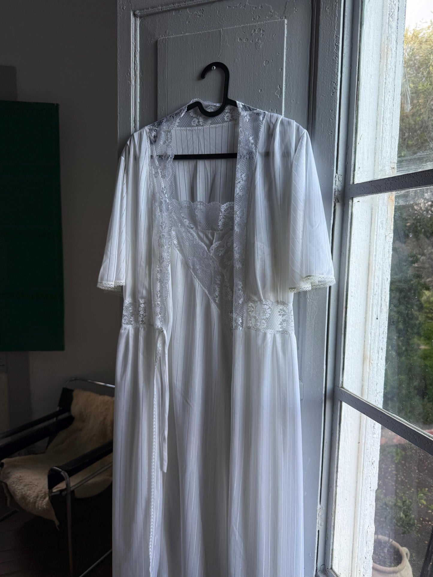 Vintage White Nightgown and Robe Set — additional view 17