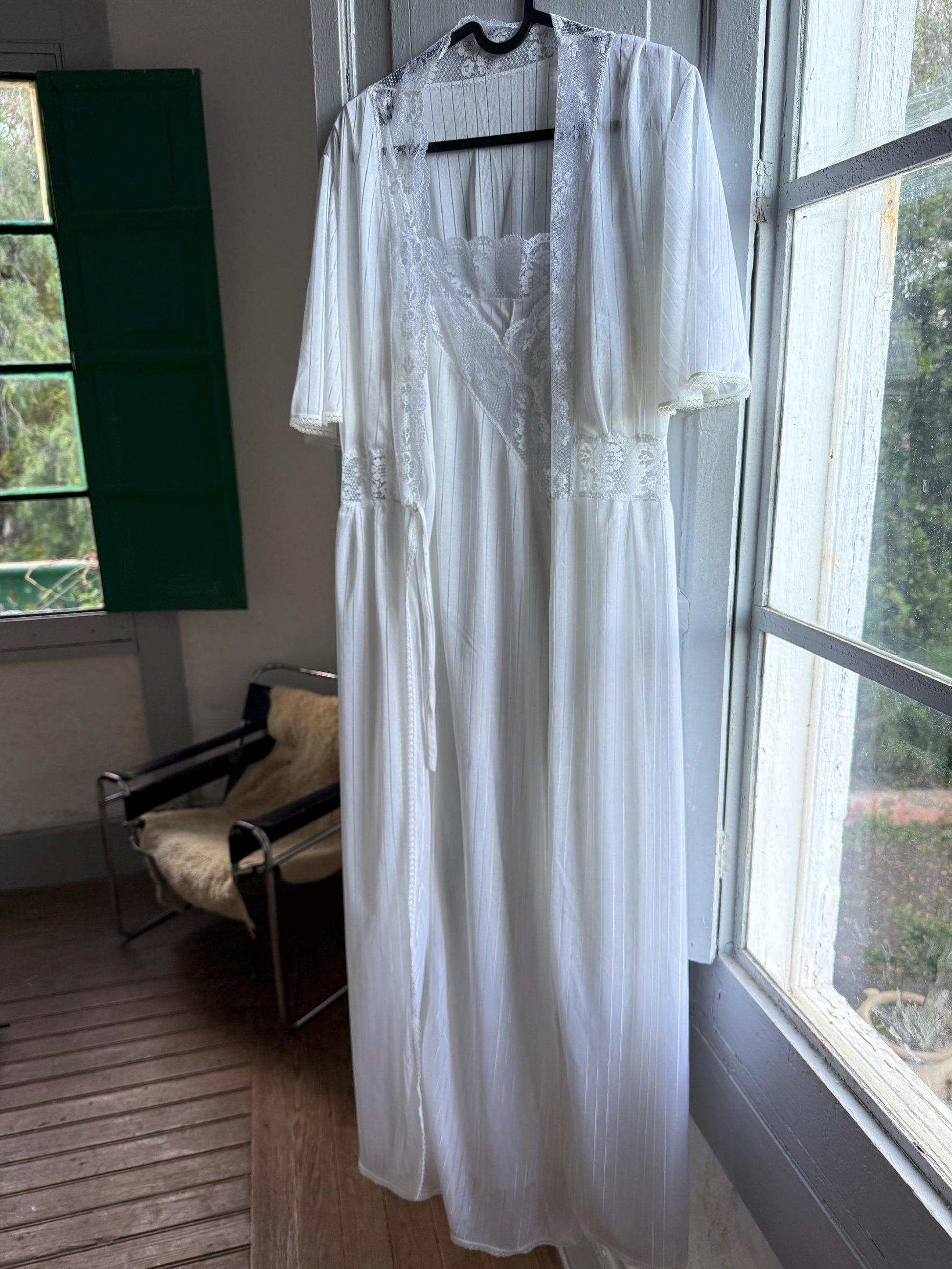 Vintage White Nightgown and Robe Set — additional view 16