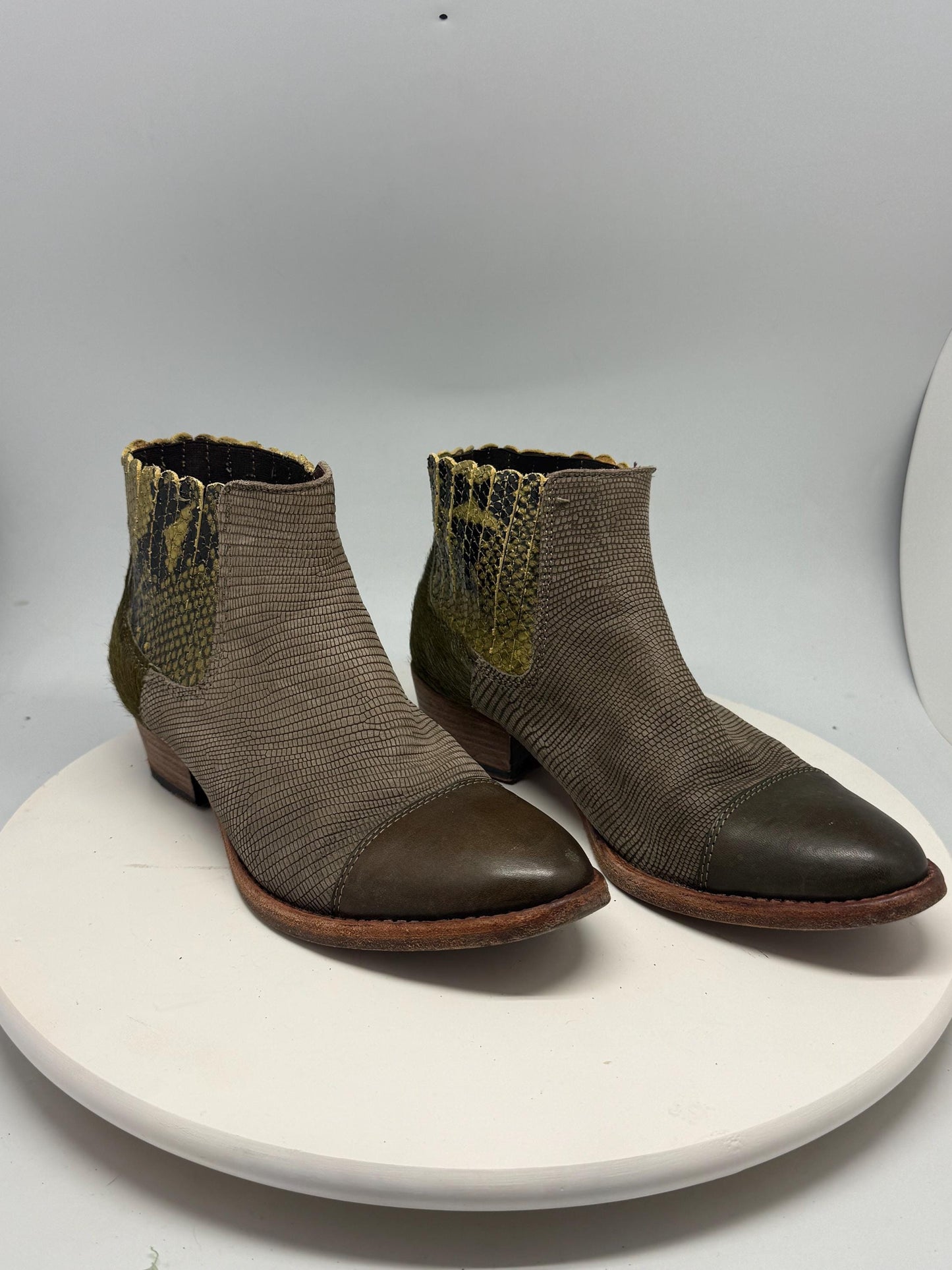 Green Leather Ankle Boots With Snake Texture — detail