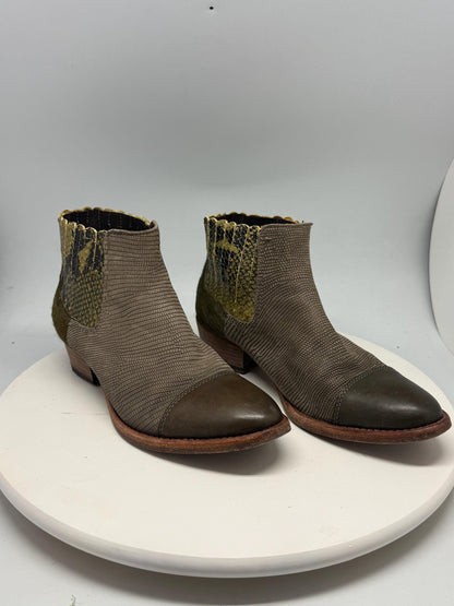 Green Leather Ankle Boots With Snake Texture — detail