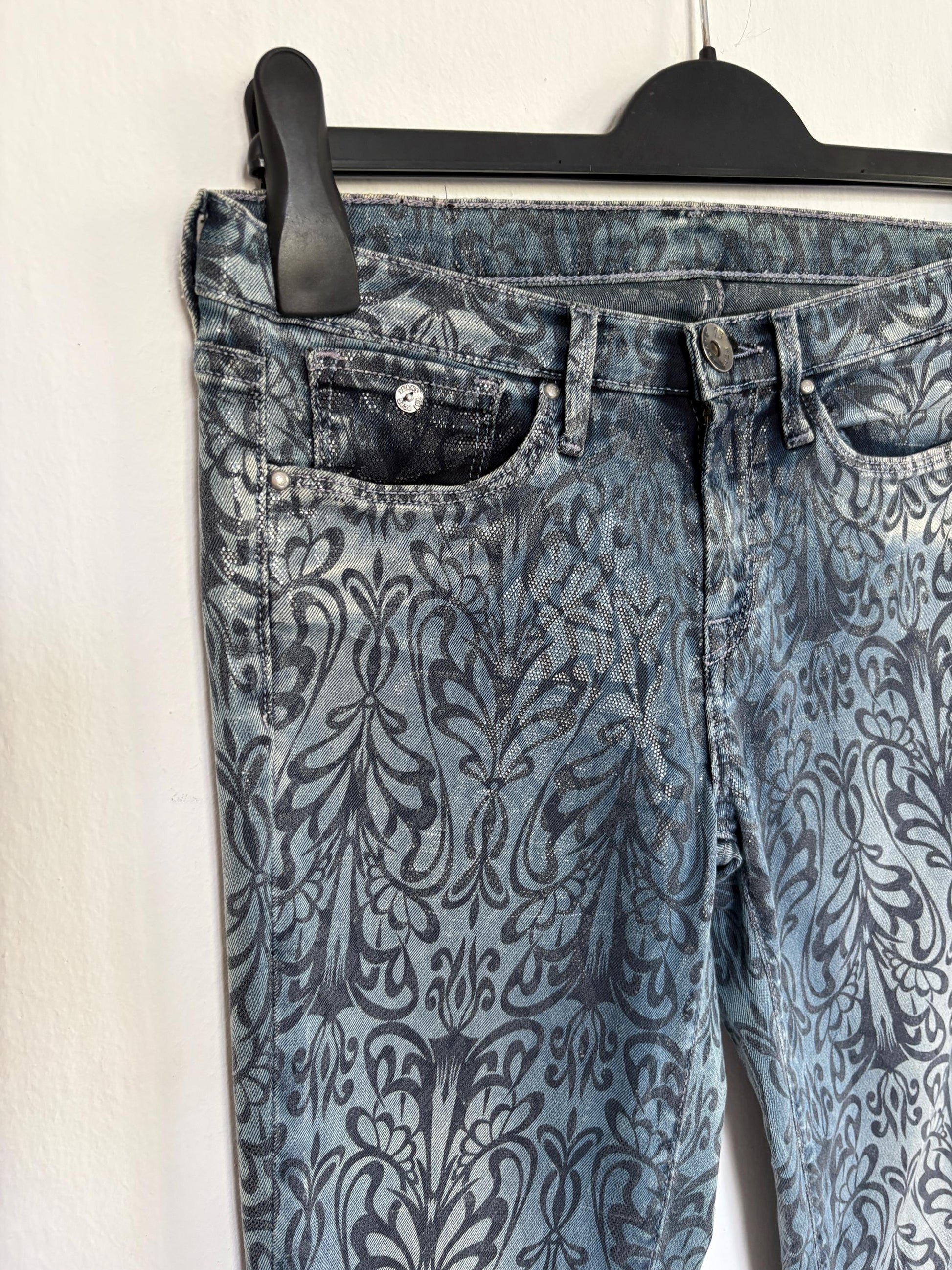 Blue Floral Skinny Jeans - Retro 90s Style — fabric close-up