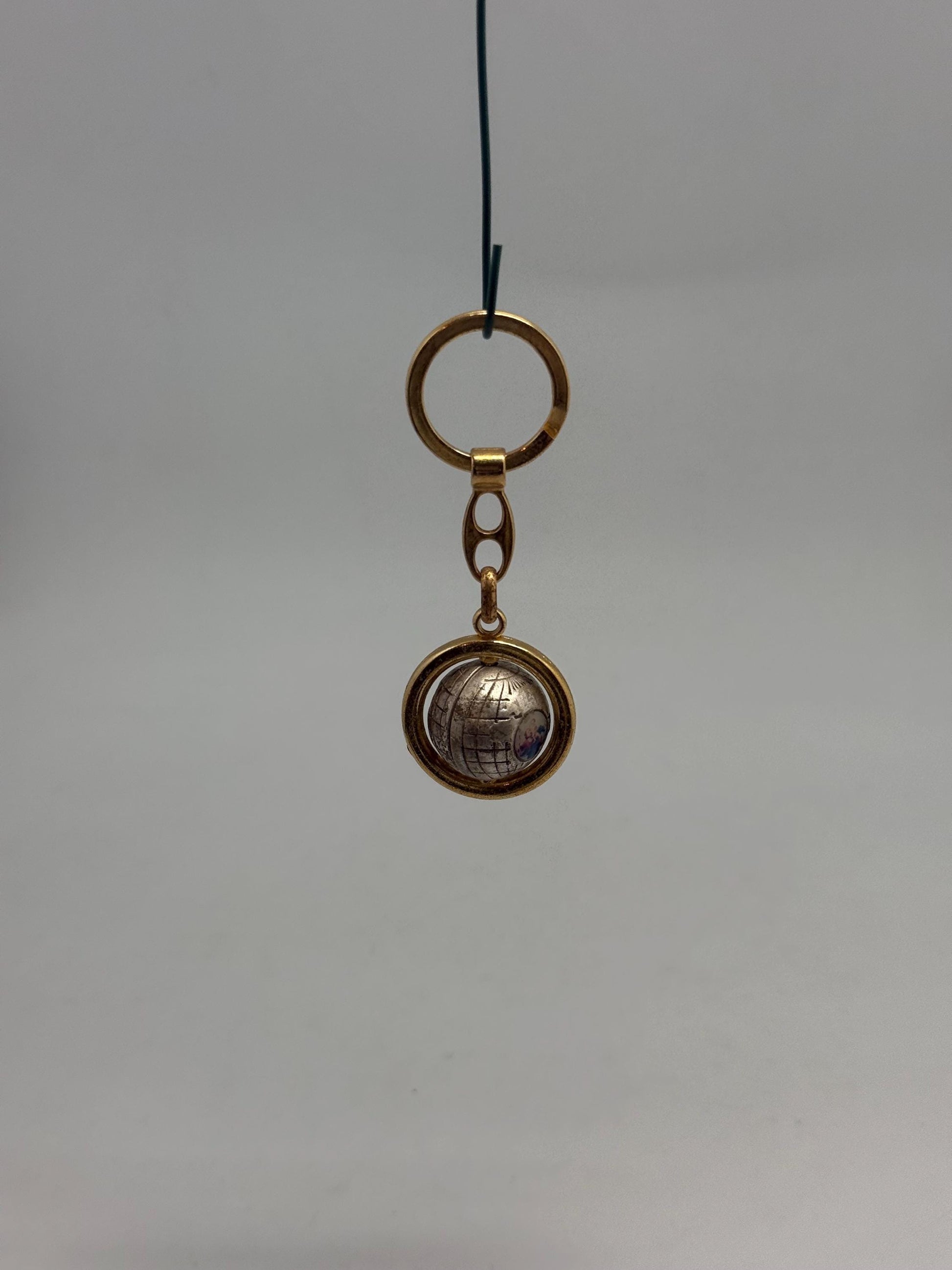 Vintage Globe Charm Keyhanger With Maria And Josef — detail
