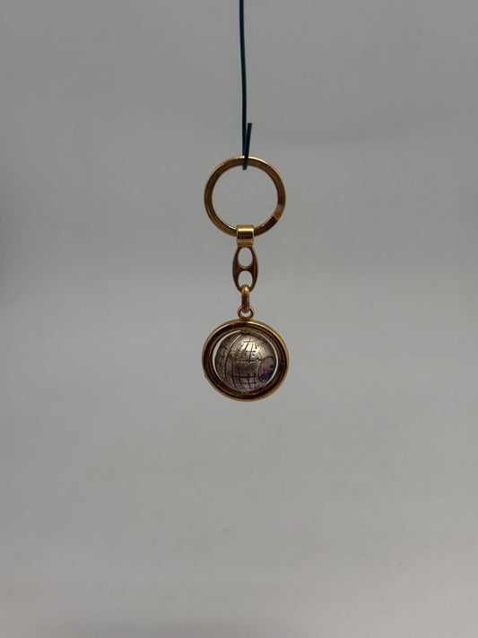 Vintage Globe Charm Keyhanger With Maria And Josef — detail