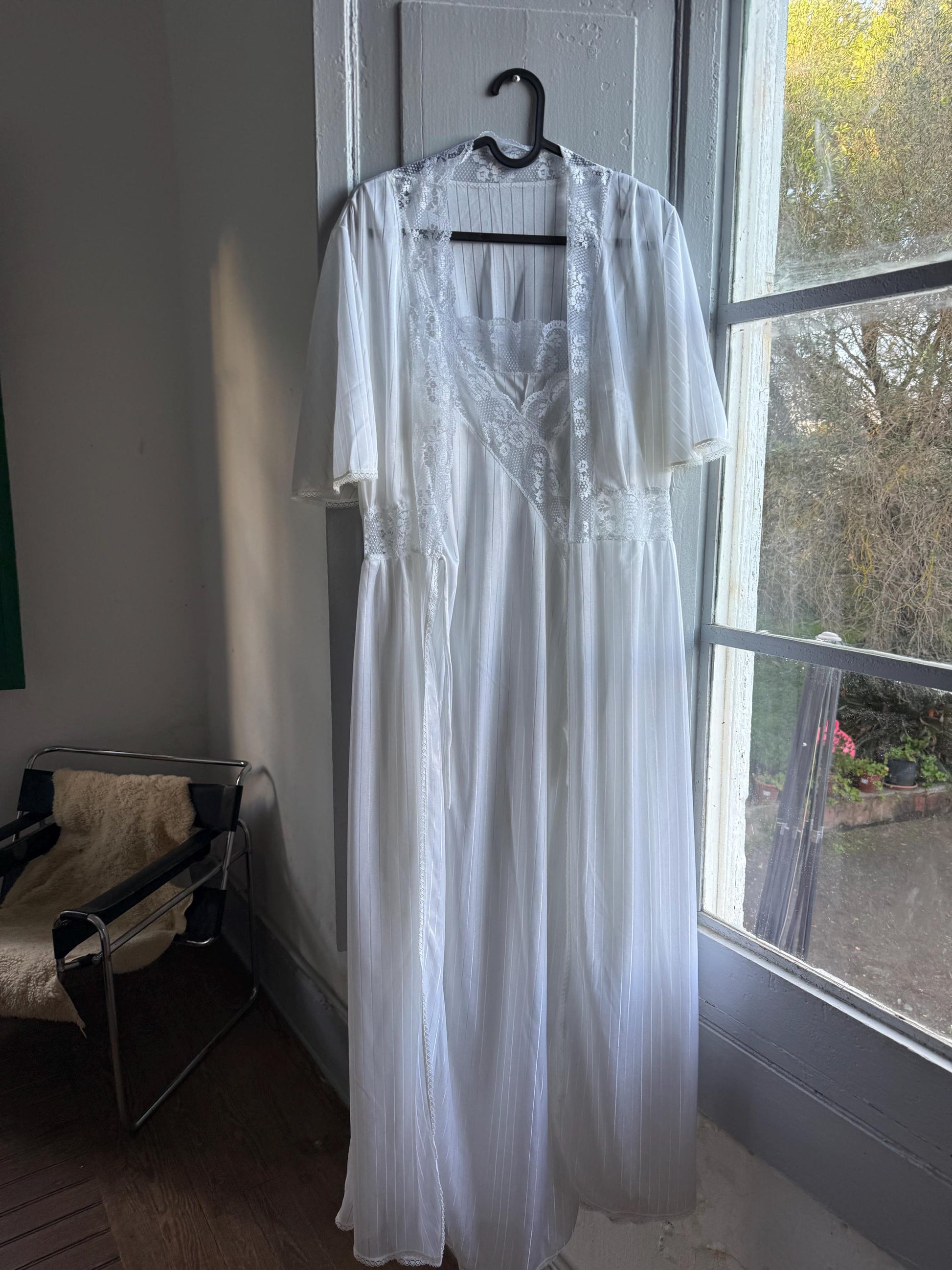 Vintage White Nightgown and Robe Set — additional view 5