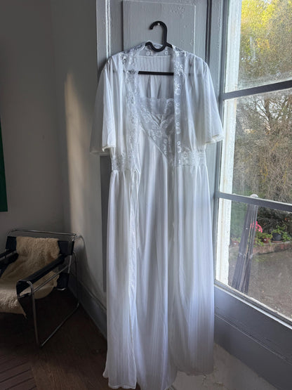 Vintage White Nightgown and Robe Set — additional view 5