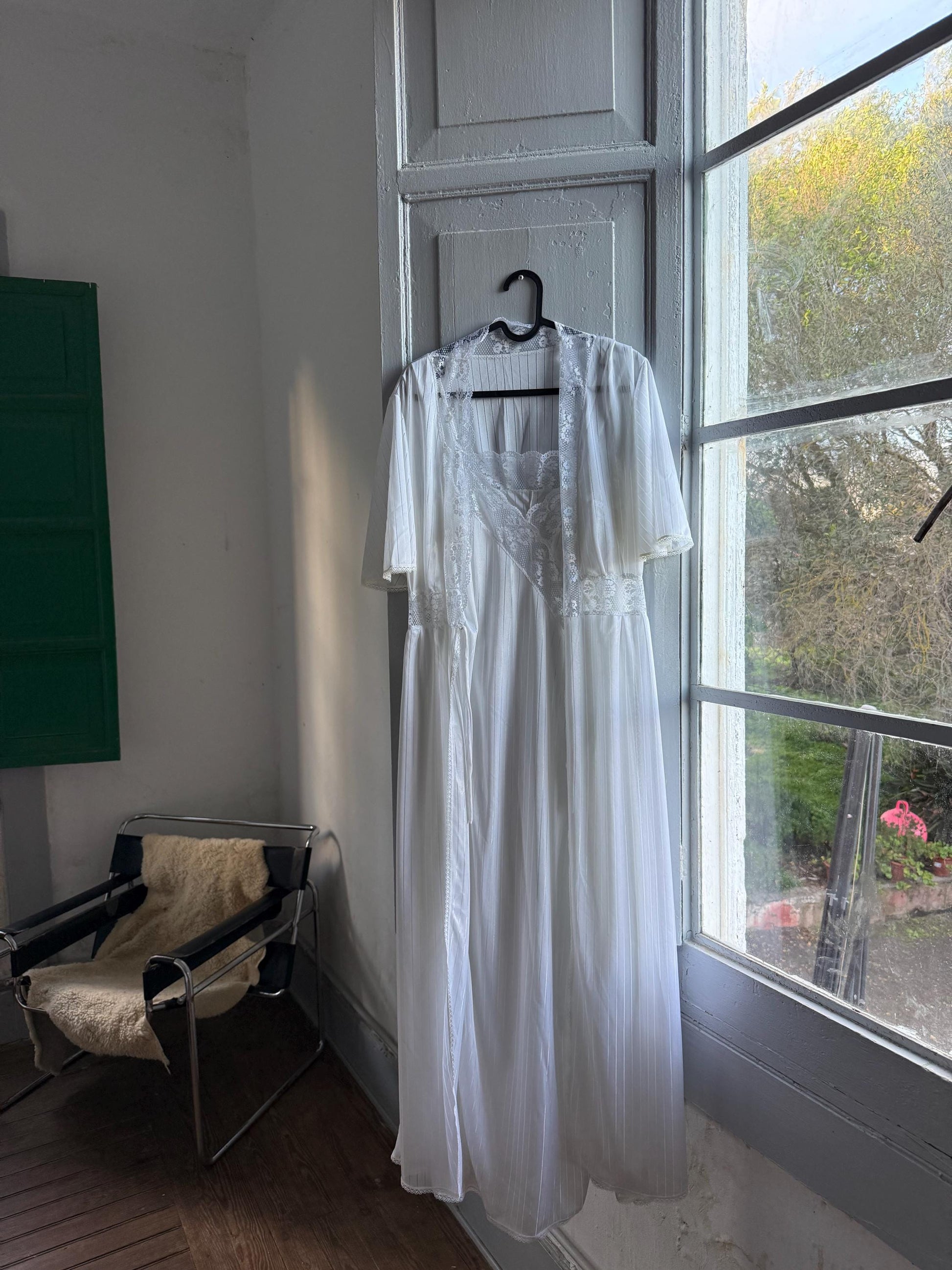 Vintage White Nightgown and Robe Set — additional view 7