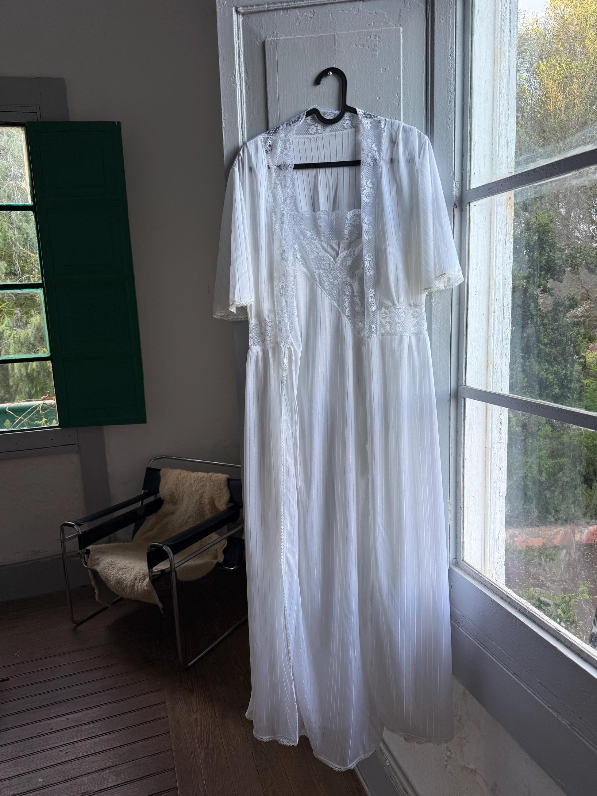 Vintage White Nightgown and Robe Set — detail
