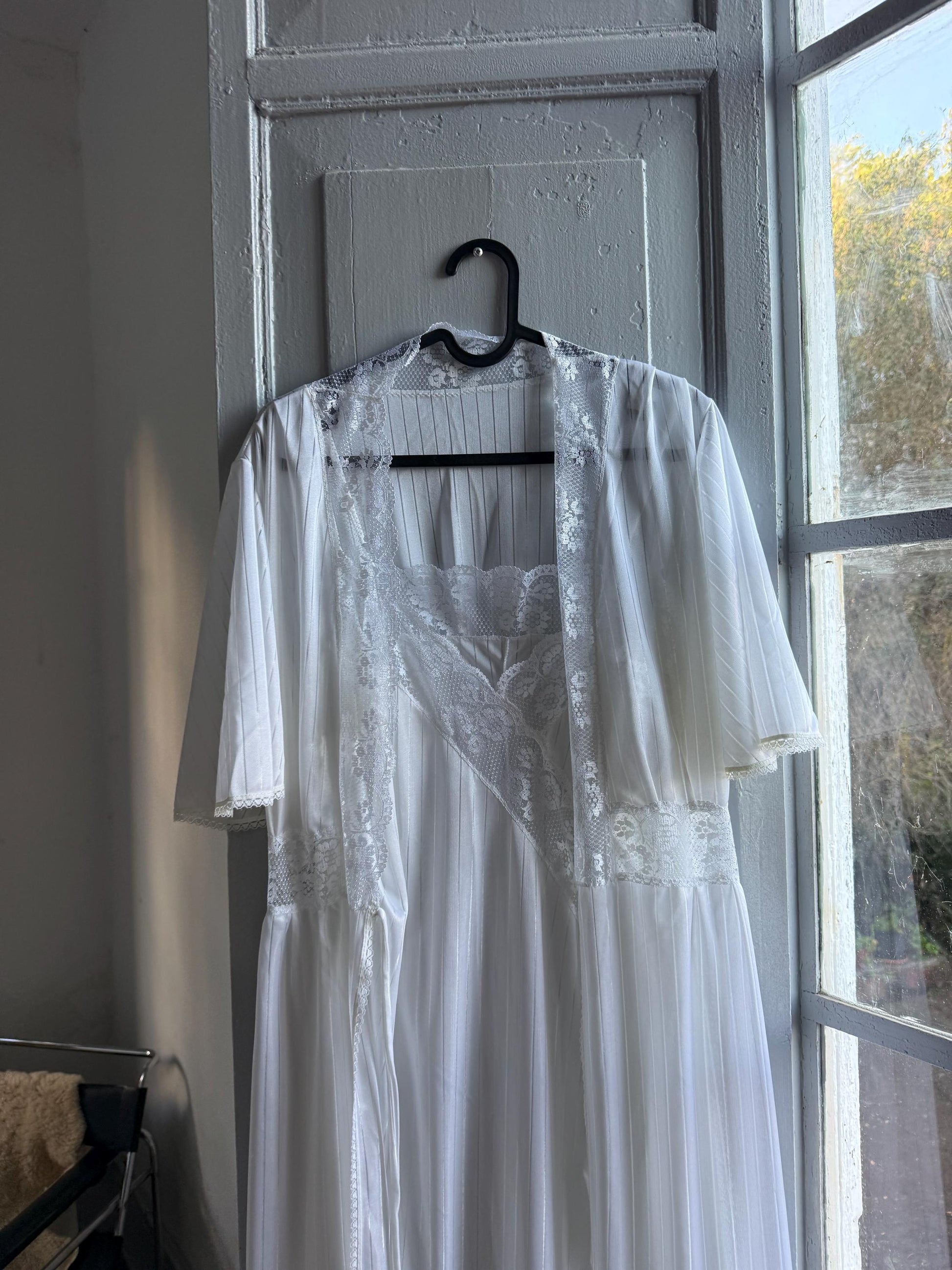 Vintage White Nightgown and Robe Set — additional view 10