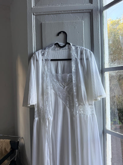 Vintage White Nightgown and Robe Set — additional view 10