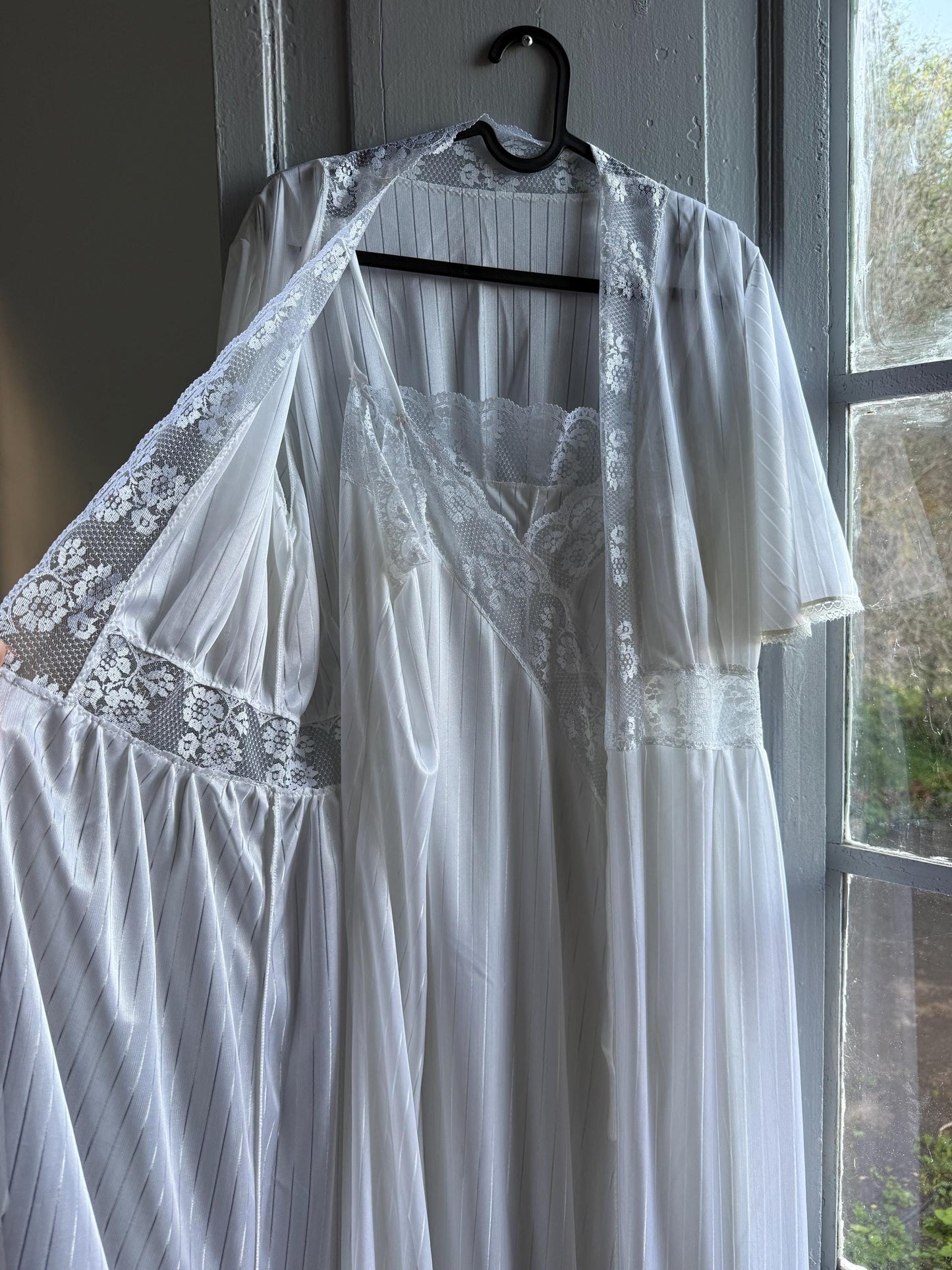 Vintage White Nightgown and Robe Set — additional view 13