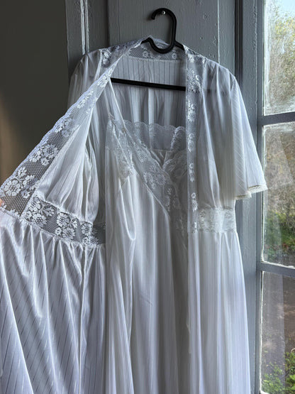 Vintage White Nightgown and Robe Set — additional view 13