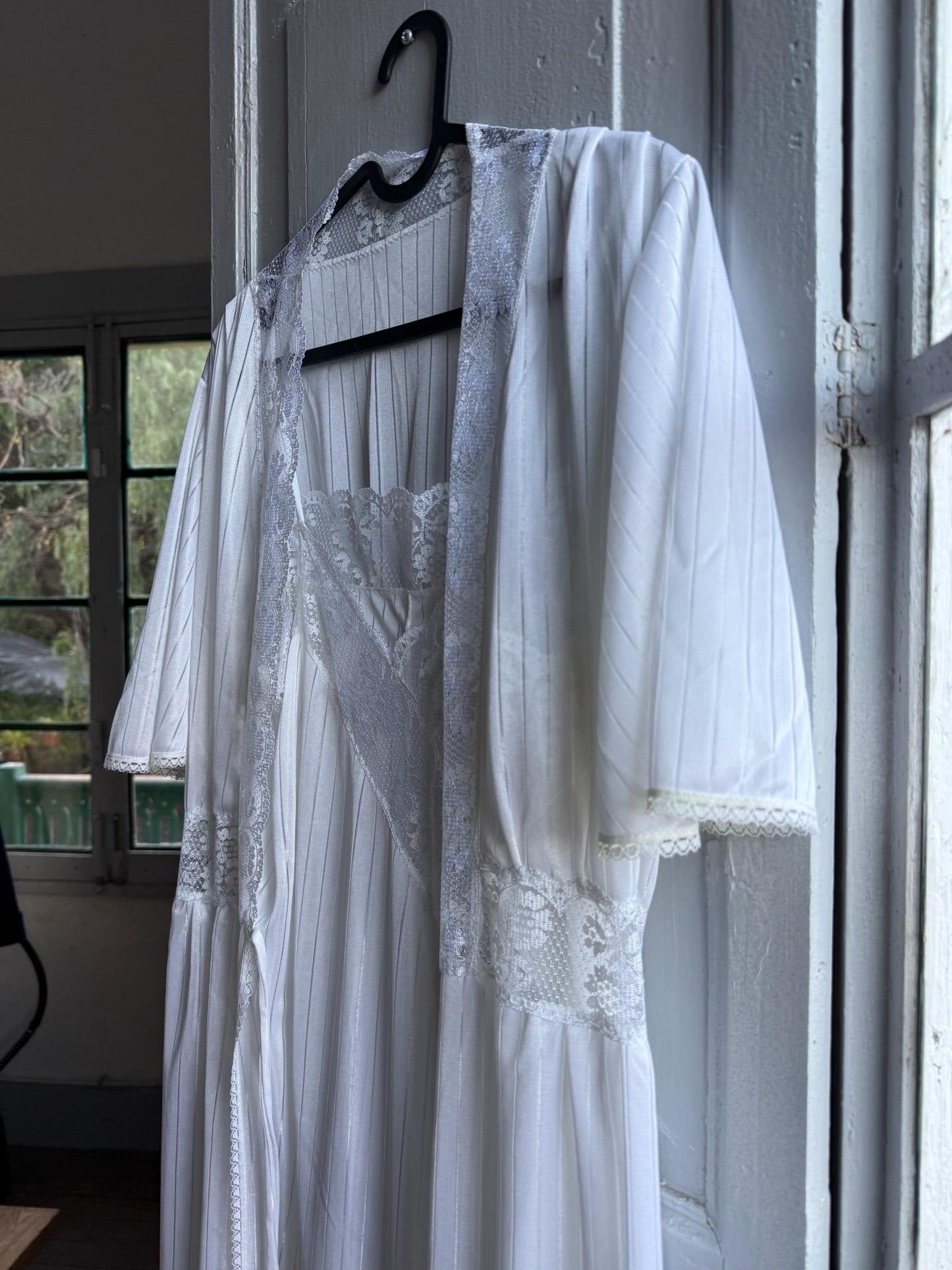 Vintage White Nightgown and Robe Set — additional view 15