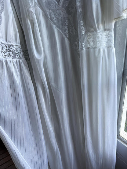 Vintage White Nightgown and Robe Set — additional view 14