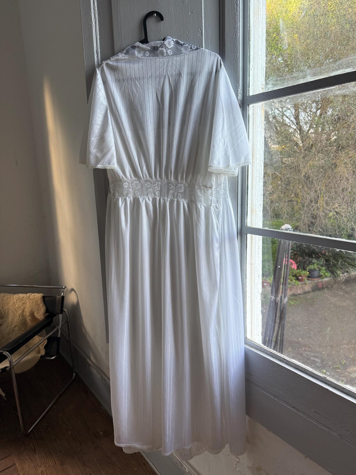 Vintage White Nightgown and Robe Set — additional view 18