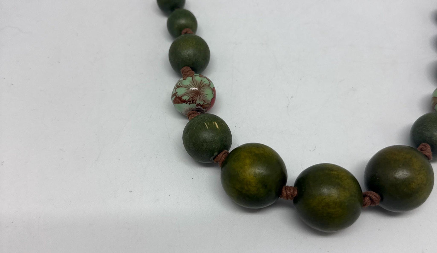 Vintage Green Wooden Beaded Necklace — additional view 5