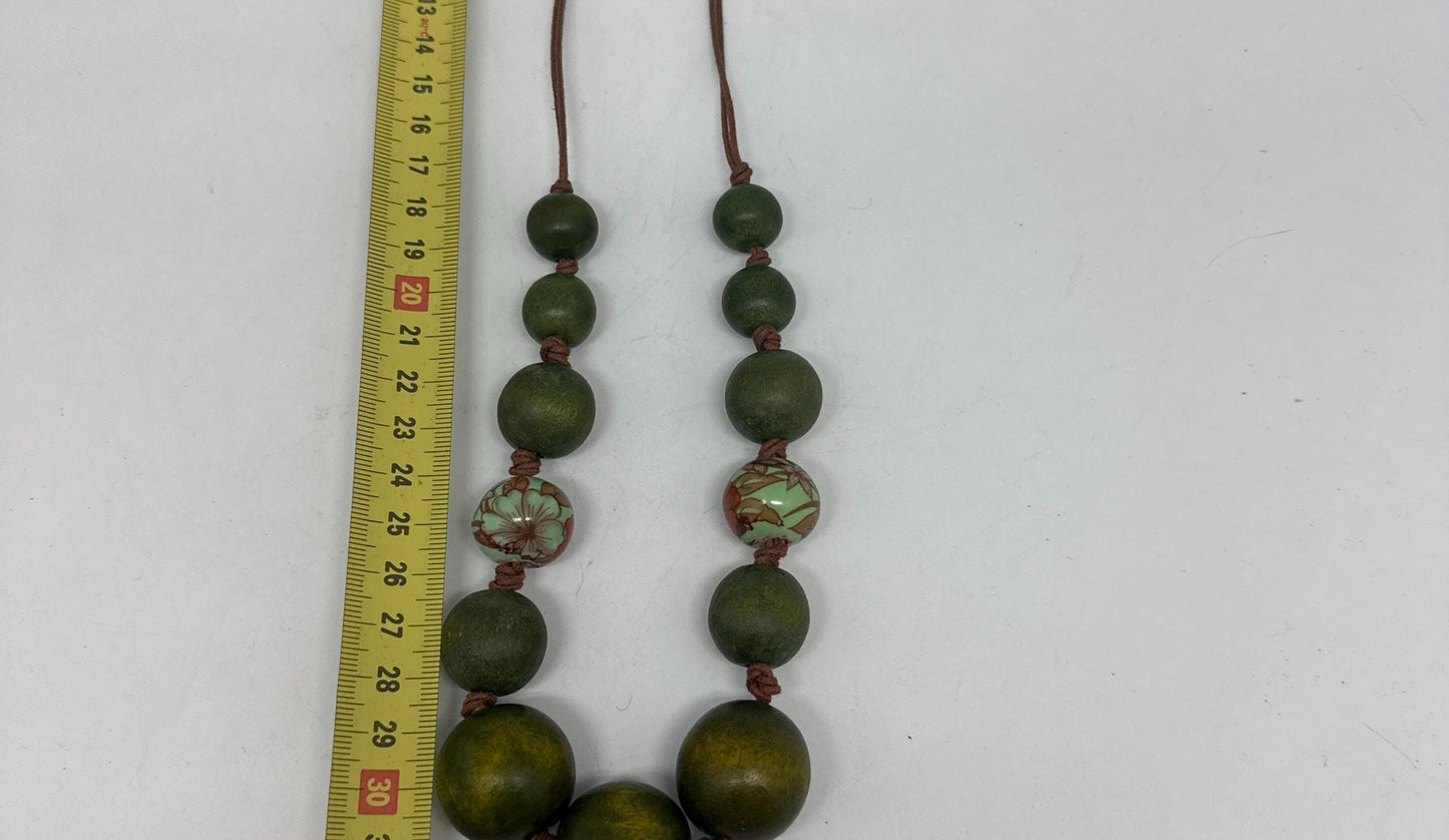 Vintage Green Wooden Beaded Necklace — additional view 10