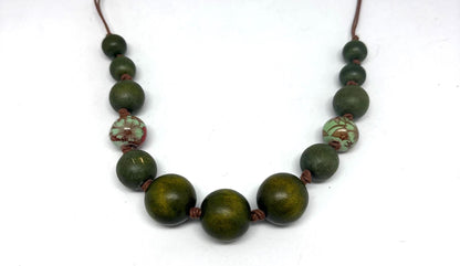 Vintage Green Wooden Beaded Necklace — detail