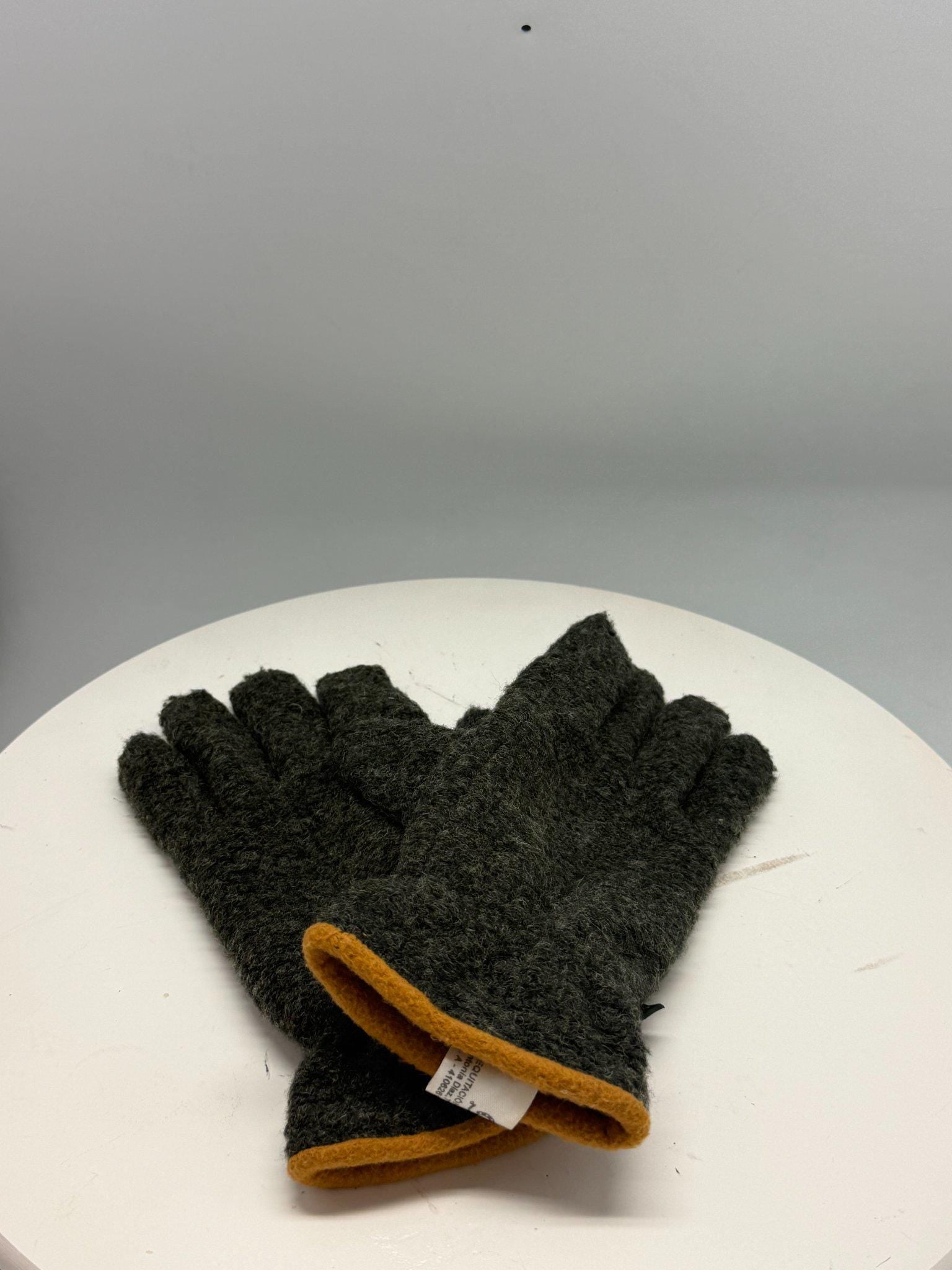 Dark Grey Wool Gloves With Rabbit Silk Blend — detail