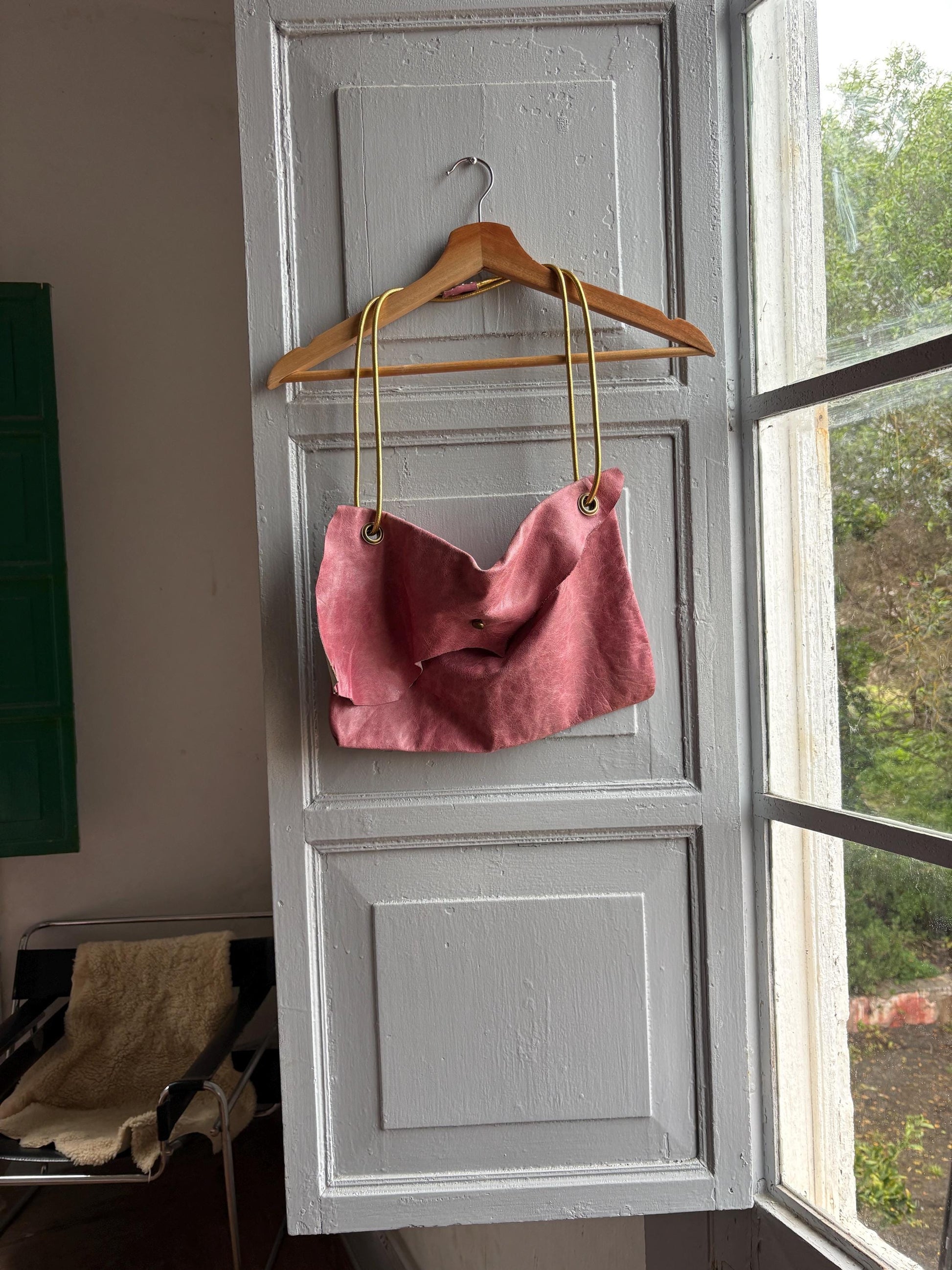 Vintage Pink Slouchy Handbag with Gold Strap — detail