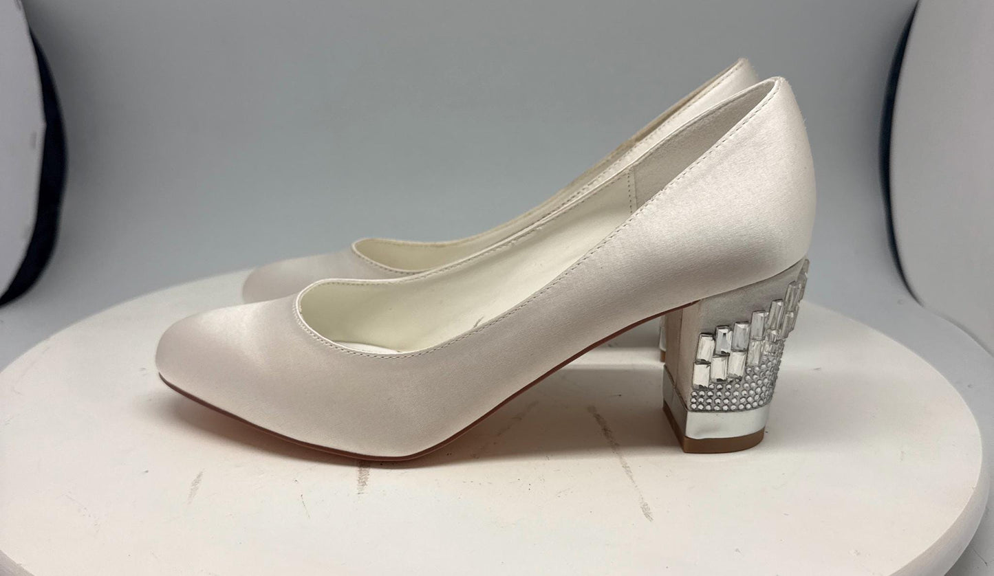 Ivory satin wedding shoes, White Size 36 wedding heels with Low Block Heel, Boho Bride Shoes
