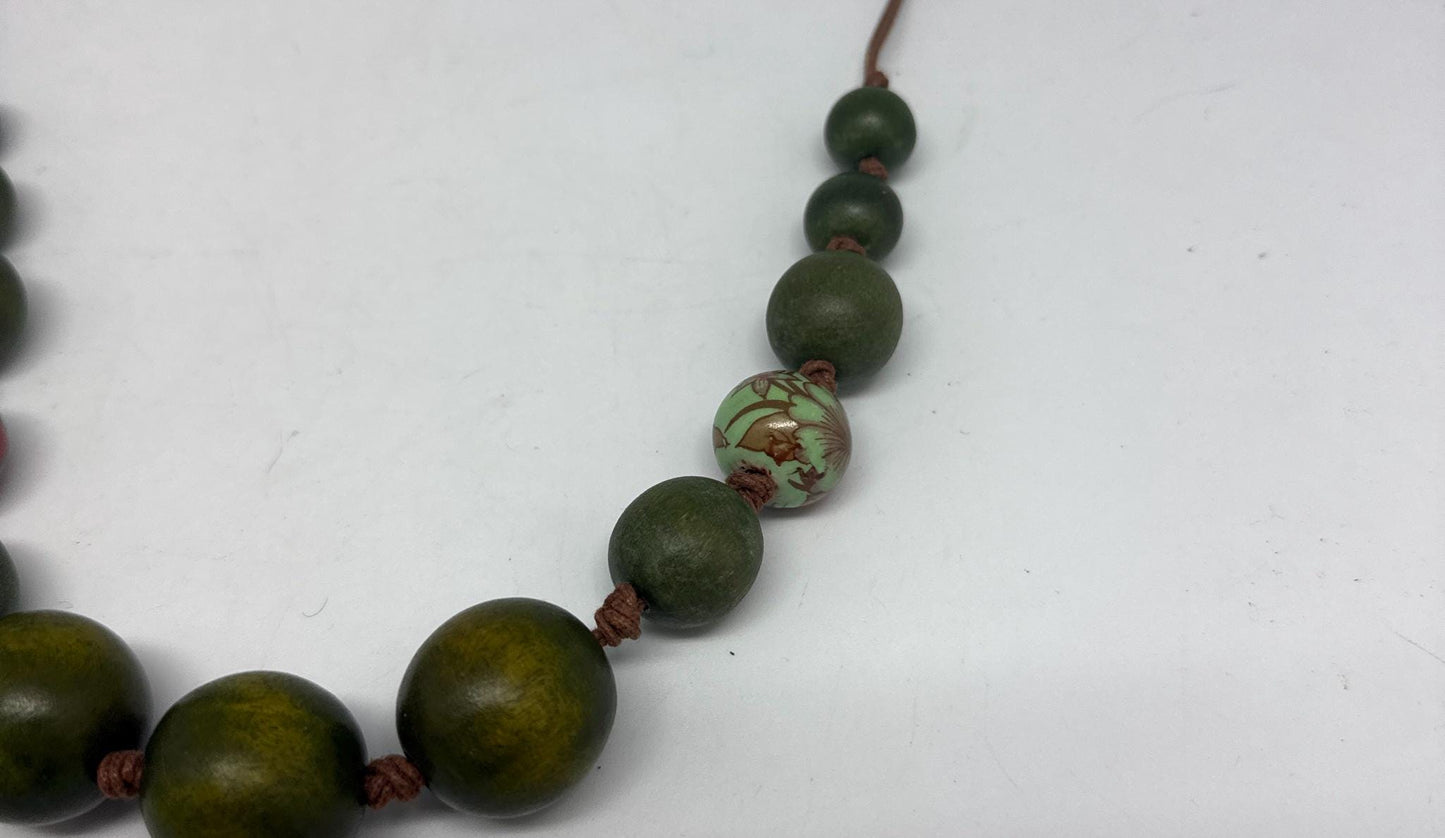 Vintage Green Wooden Beaded Necklace — additional view 6
