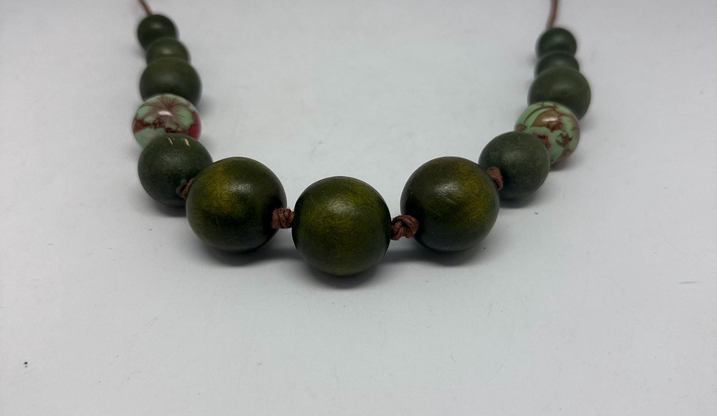 Vintage Green Wooden Beaded Necklace — additional view 9