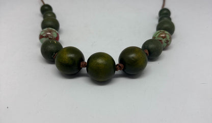 Vintage Green Wooden Beaded Necklace — additional view 9