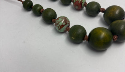 Vintage Green Wooden Beaded Necklace — additional view 11