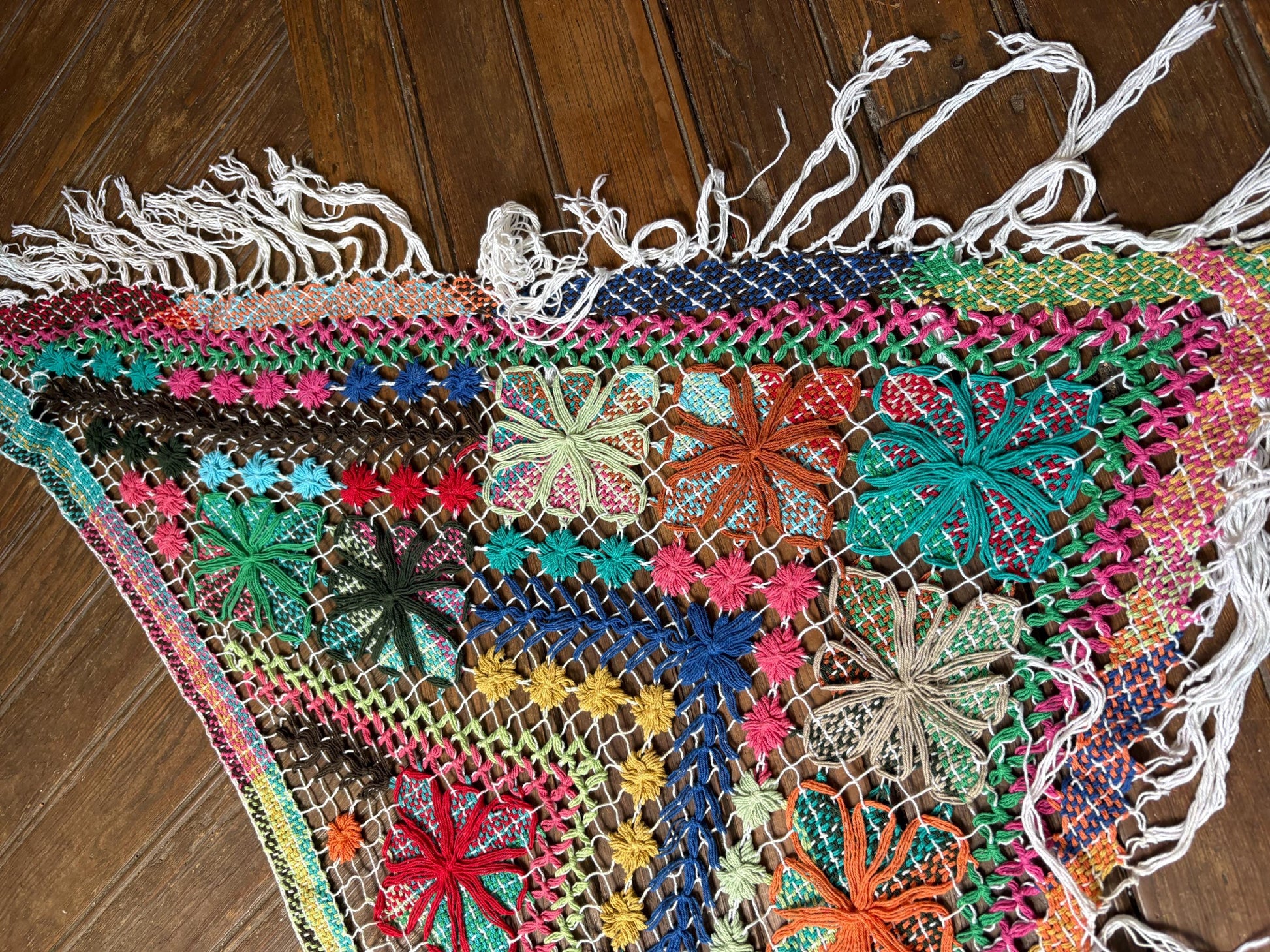 Boho Vintage Macrame Shawl — fabric close-up