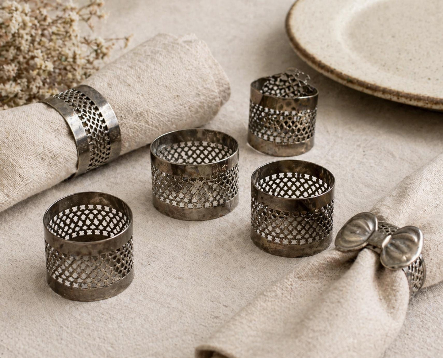 Elegant Vintage Silver Bow Napkin Rings Set — detail