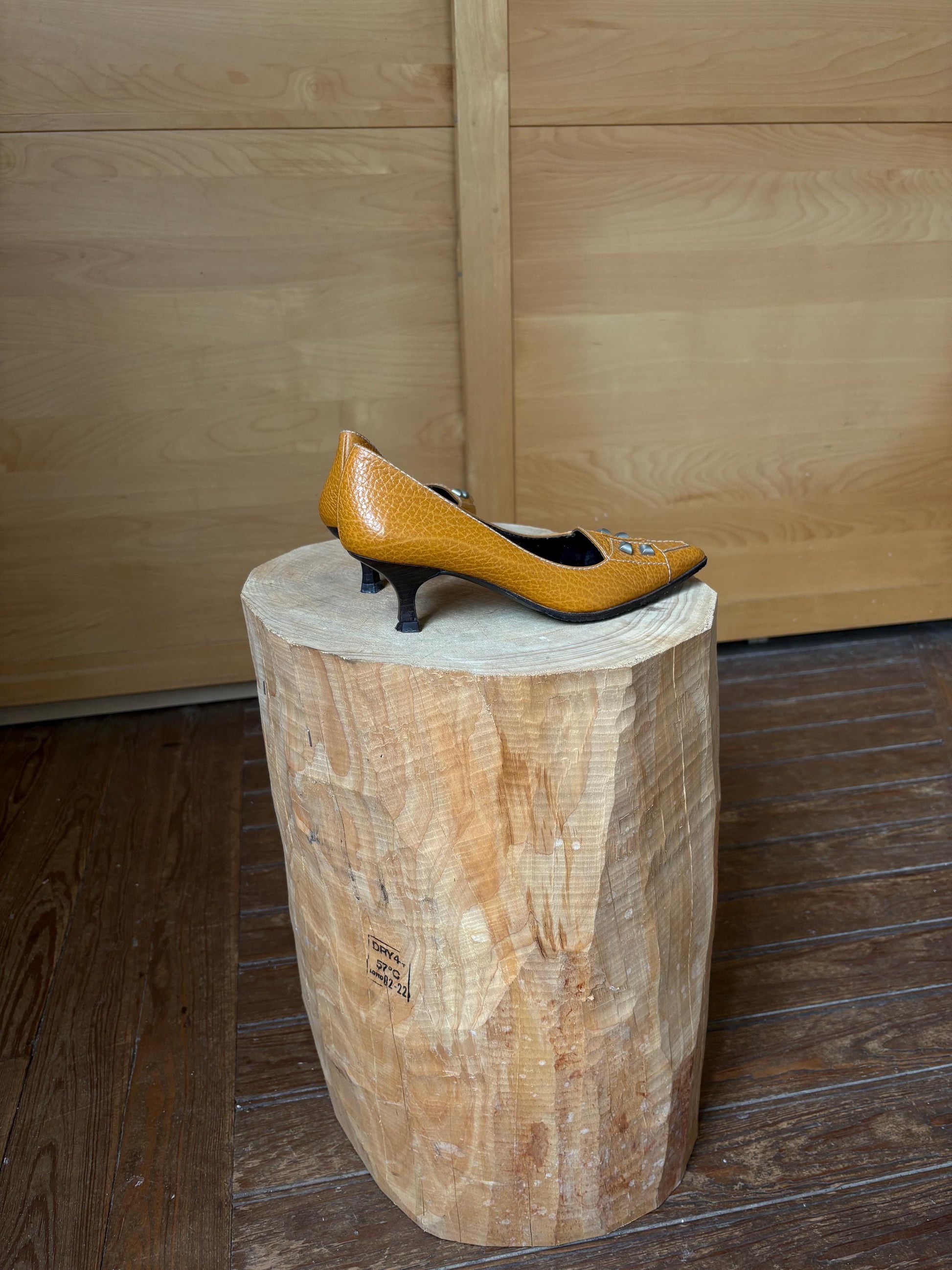 Vintage Brown Leather Pointed Toe Pumps — additional view 8