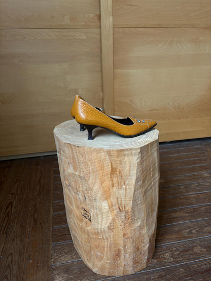 Vintage Brown Leather Pointed Toe Pumps — additional view 8