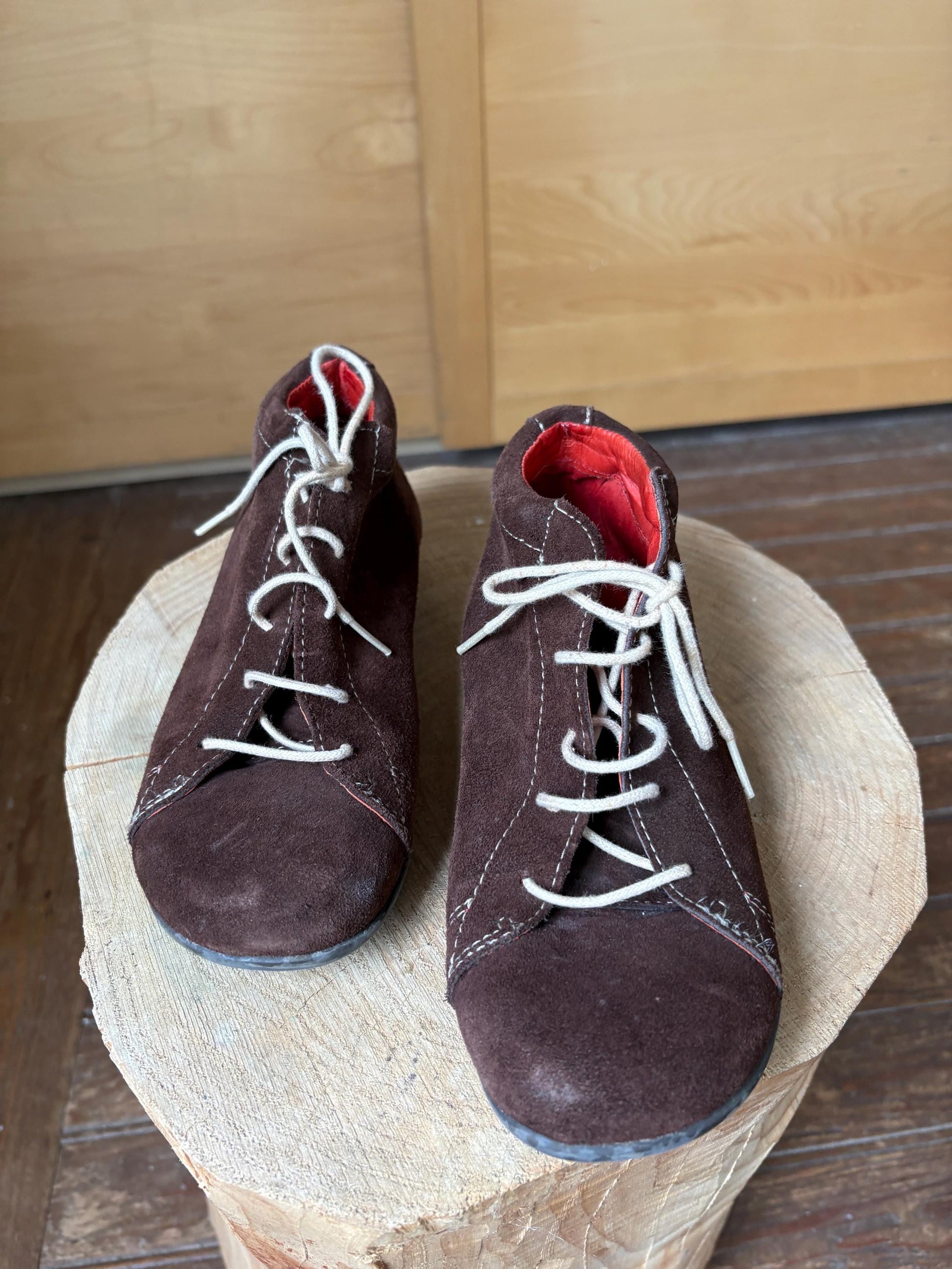 Vintage Brown Suede Lace-Up Sneakers — detail