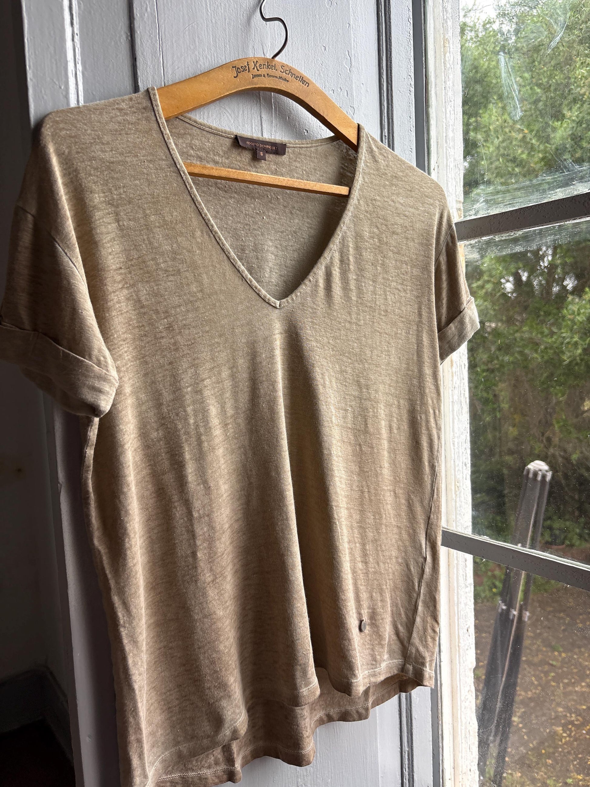 Luxe Adolfo Dominguez Linen Blend tan T Shirt, Women Minimalist Beige Taupe V Neck Relaxed Summer Top, Size S