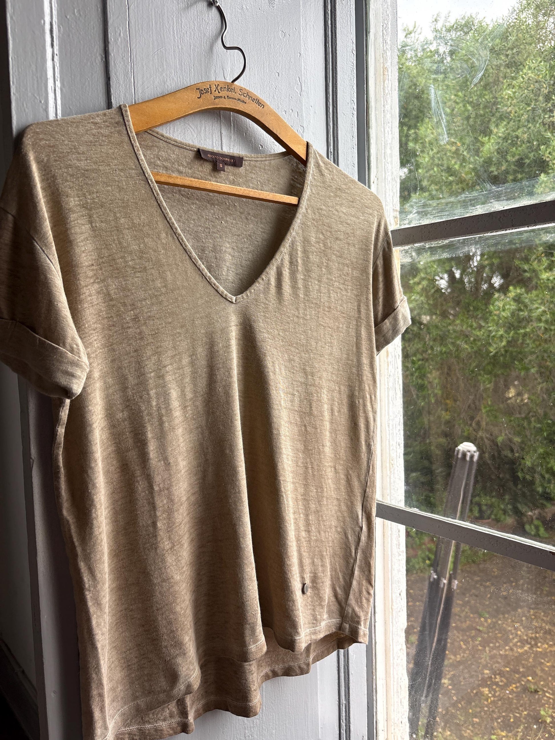 Luxe Adolfo Dominguez Linen Blend tan T Shirt, Women Minimalist Beige Taupe V Neck Relaxed Summer Top, Size S