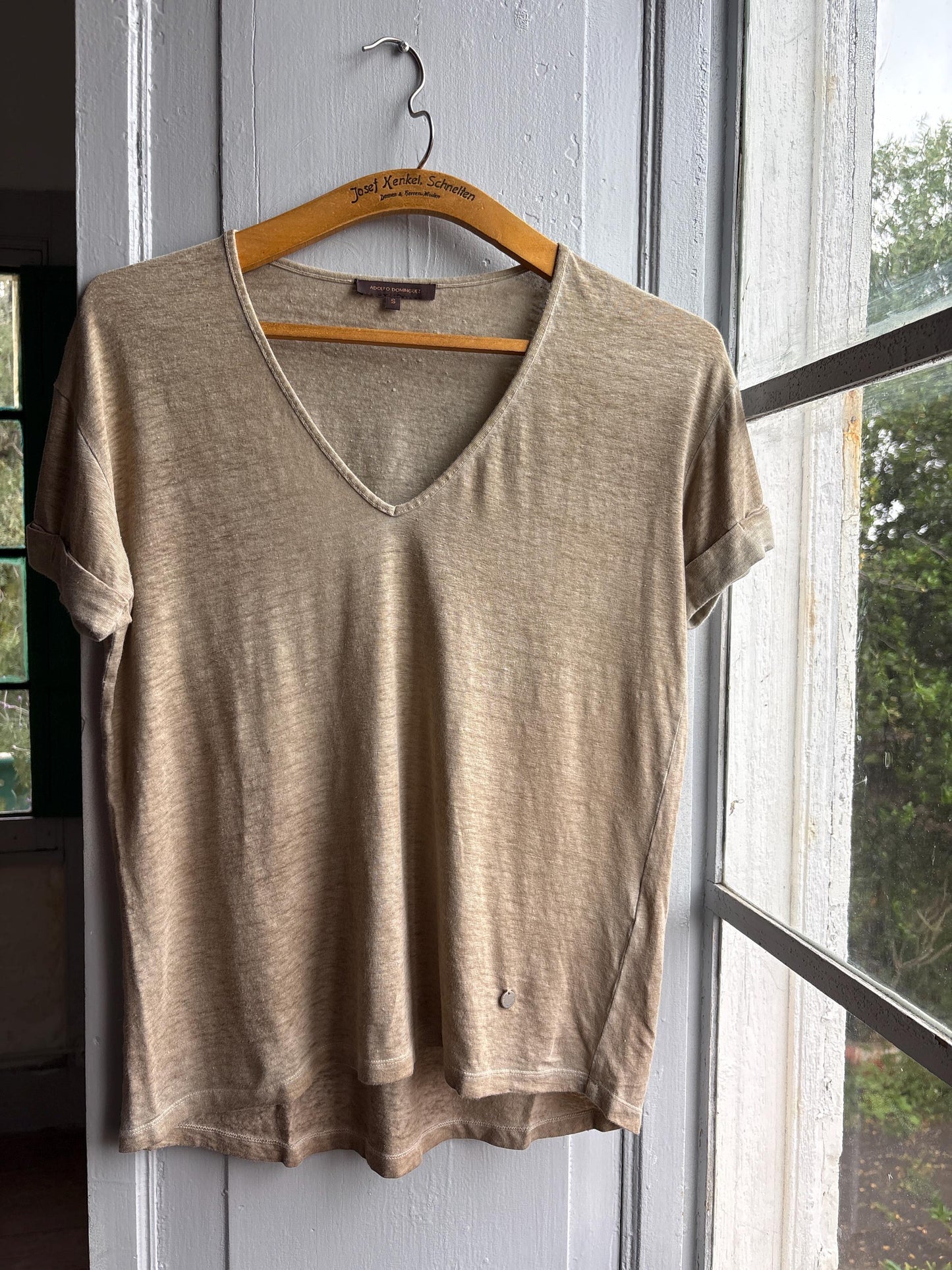 Luxe Adolfo Dominguez Linen Blend tan T Shirt, Women Minimalist Beige Taupe V Neck Relaxed Summer Top, Size S