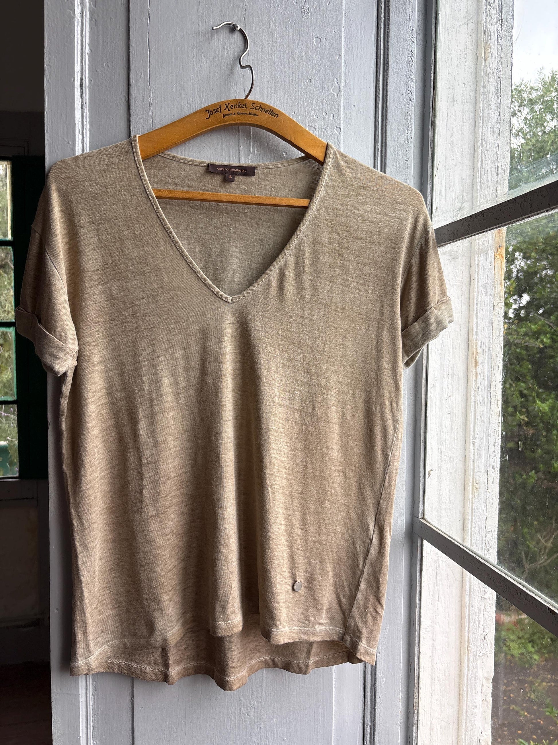 Luxe Adolfo Dominguez Linen Blend tan T Shirt, Women Minimalist Beige Taupe V Neck Relaxed Summer Top, Size S