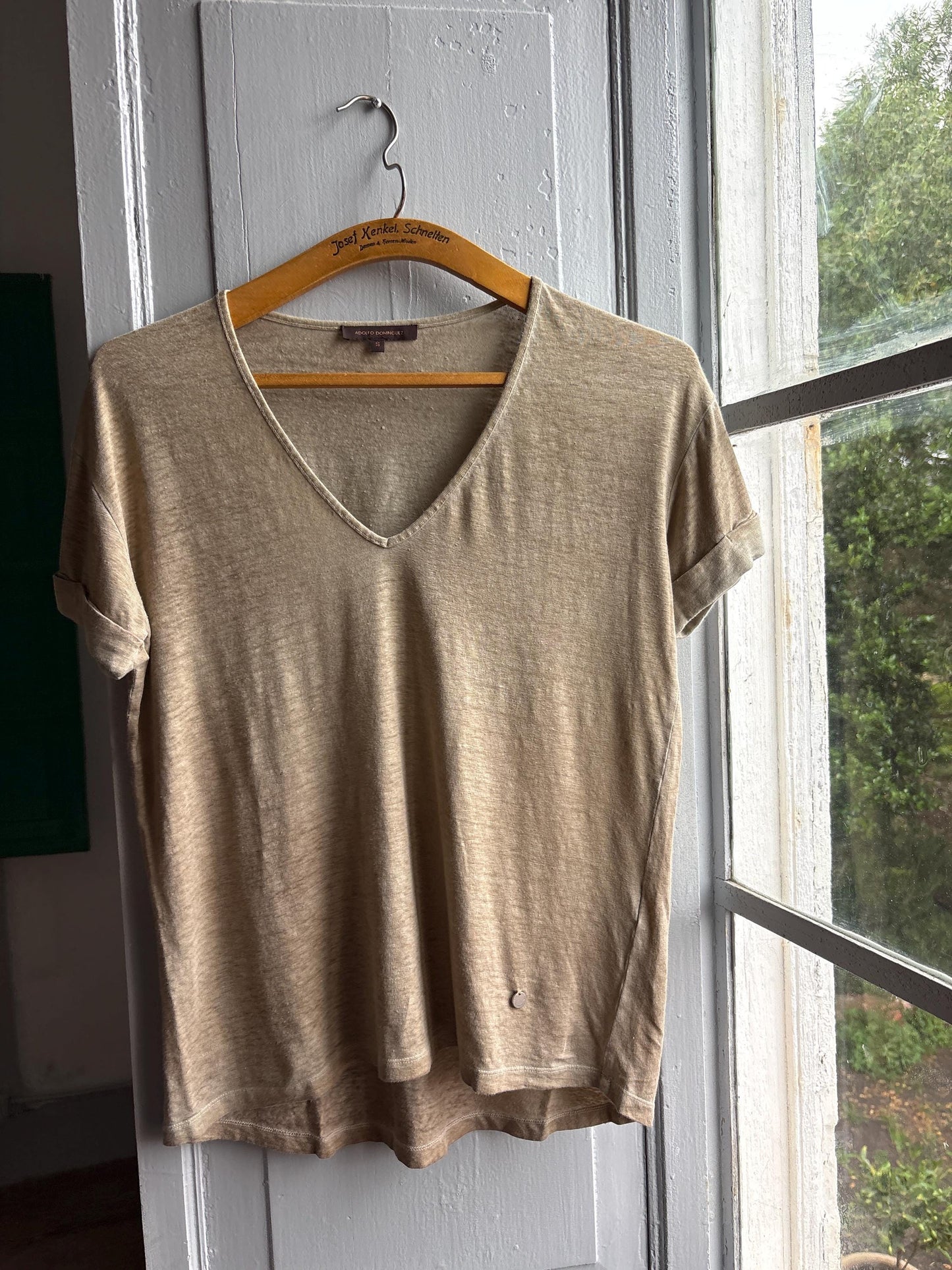 Luxe Adolfo Dominguez Linen Blend tan T Shirt, Women Minimalist Beige Taupe V Neck Relaxed Summer Top, Size S