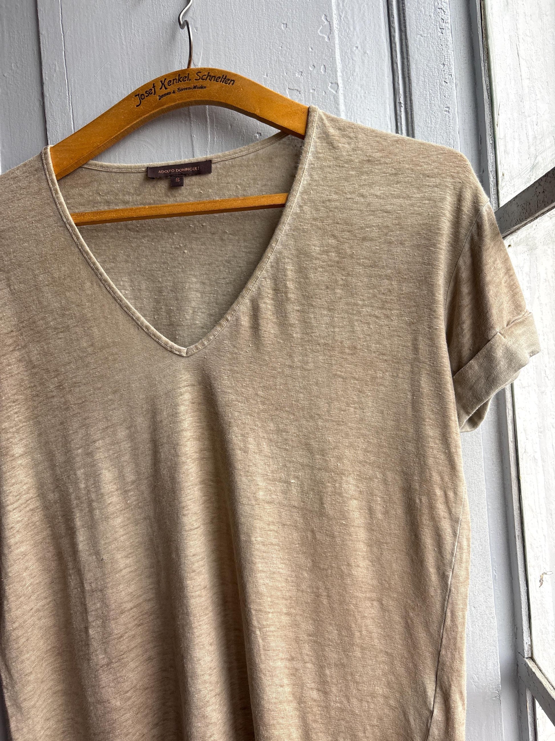 Luxe Adolfo Dominguez Linen Blend tan T Shirt, Women Minimalist Beige Taupe V Neck Relaxed Summer Top, Size S